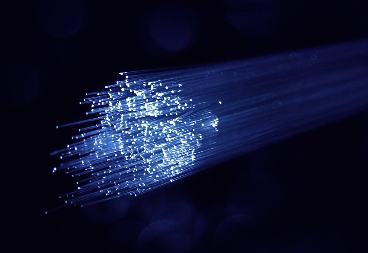 Glowing single-mode fiber optic strands used in fusion splicing